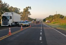 Motociclista morre após tentar desviar de boi na pista e colidir com caminhão