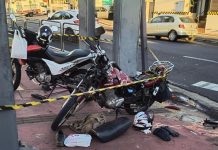 Motociclista morre após colidir contra carro em cruzamento