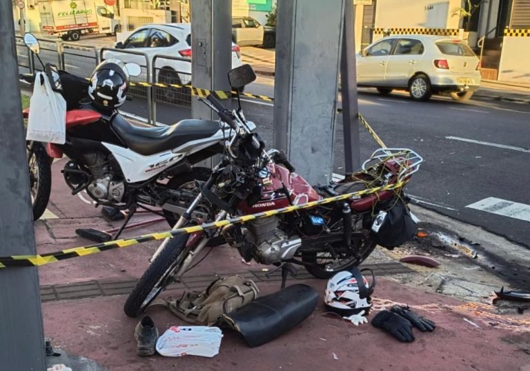 Motociclista morre após colidir contra carro em cruzamento