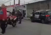 Duas pessoas ficam feridas após colisão entre carro e moto em avenida de São Vicente