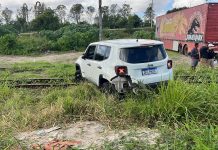 Trem colide com carro em travessia no bairro Ilha do Bispo, em João Pessoa