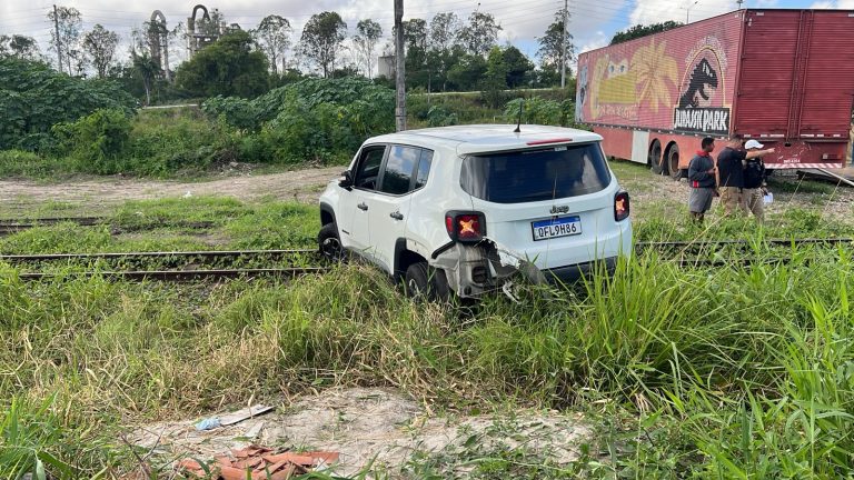 Trem colide com carro em travessia no bairro Ilha do Bispo, em João Pessoa