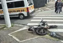 Homem fica ferido após colisão entre moto e van escolar em São Vicente
