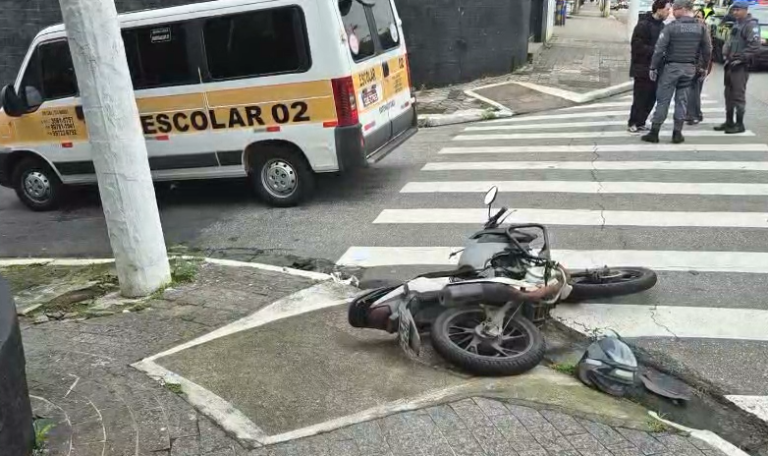 Homem fica ferido após colisão entre moto e van escolar em São Vicente