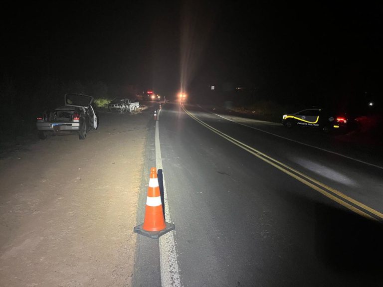 Colisão entre caminhonete e carro em rodovia deixa seis feridos