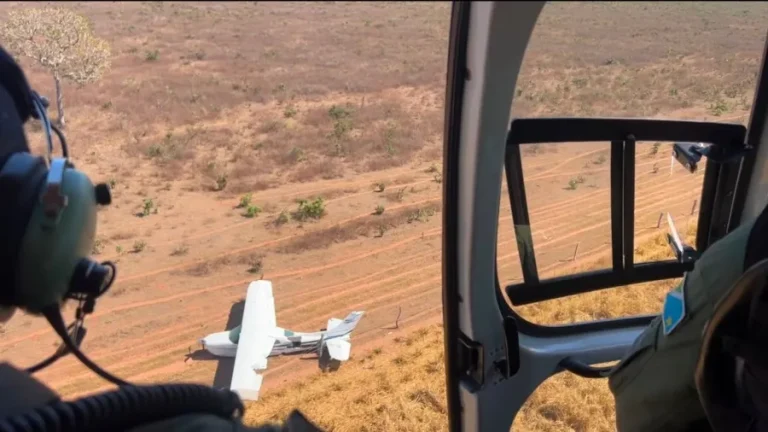 FAB intercepta avião suspeito vindo da Bolívia e força pouso com tiro em MS