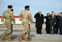 Trump acompanha chegada de corpos de militares mortos no Oriente Médio