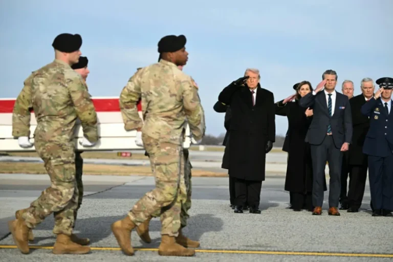 Trump acompanha chegada de corpos de militares mortos no Oriente Médio