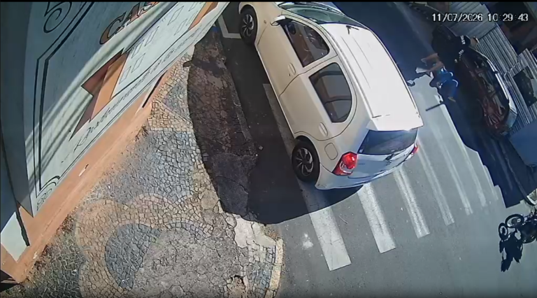 VÍDEO: Homem agride idosa após acidente pequeno de trânsito