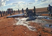 Avião pega fogo e faz pouso forçado em área de plantação de cana