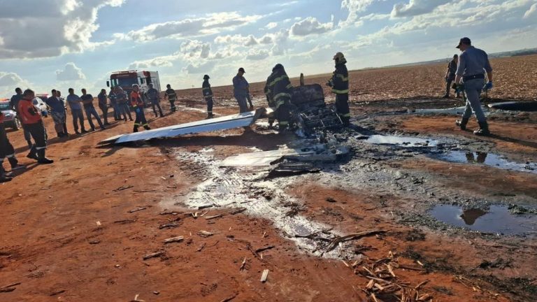 Avião pega fogo e faz pouso forçado em área de plantação de cana