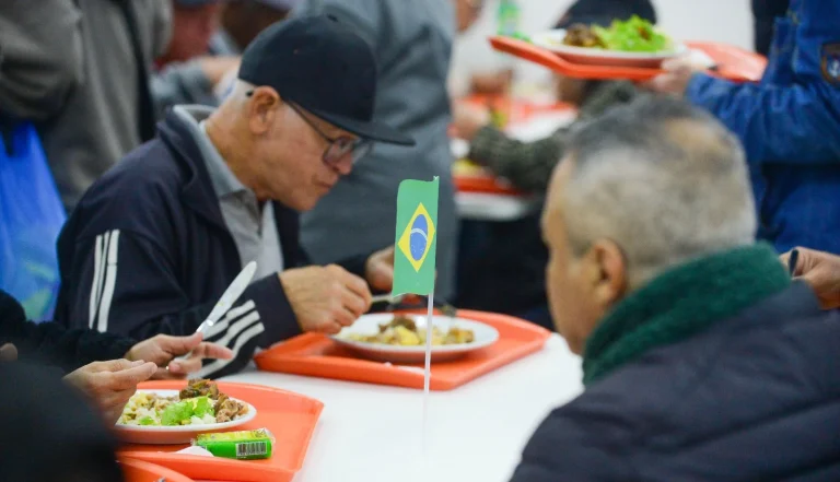 Unidades do Bom Prato farão pratos inspirados na França e no Brasil nesta sexta-feira (17)
