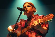Bruna Alimonda, cantora pernambucana, leva show intimista aos jardins da Casa Museu Eva Klabin, no Rio