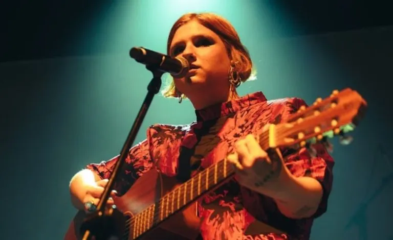 Bruna Alimonda, cantora pernambucana, leva show intimista aos jardins da Casa Museu Eva Klabin, no Rio