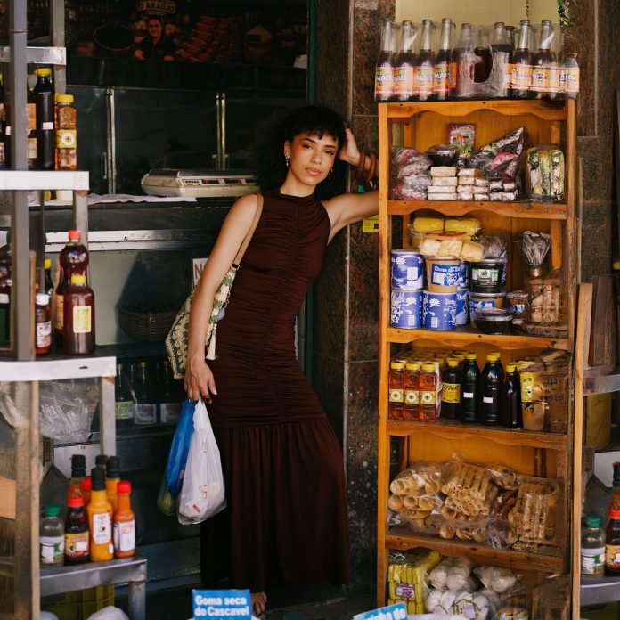 Bruna Black celebra as raízes da música brasileira em releitura de “Feira de Mangaio”
