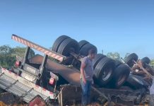 Motorista morre após caminhão carregado de cajá capotar na BR-101, na Paraíba