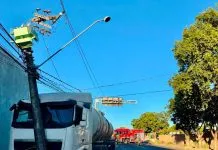 Carreta carregada com 45 mil litros de diesel “anda” sozinha e derruba poste