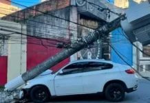 Colisão de carro com poste causa apagão em parte do centro de Santos; motorista fugiu