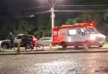 Carro bate em ambulância do SAMU que realizava resgate em Guarujá