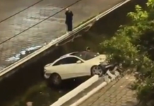 Carro cai em canal após motorista perder o controle da direção em Guarujá; VÍDEO