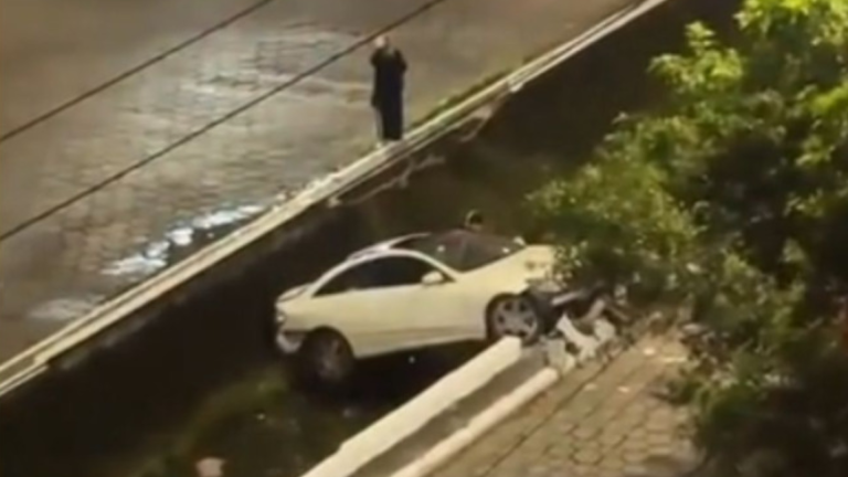 Carro cai em canal após motorista perder o controle da direção em Guarujá; VÍDEO