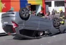 Carro capota em avenida de Santos e mobiliza bombeiros; motorista sai ileso