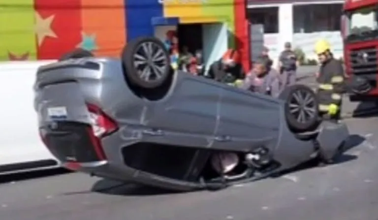 Carro capota em avenida de Santos e mobiliza bombeiros; motorista sai ileso