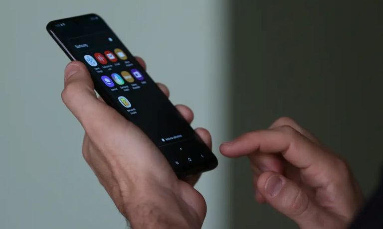Número de crianças com celular próprio diminui e de idosos aumenta