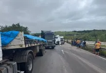 Colisão envolvendo duas carretas deixa trânsito lento na BR-101, na Grande João Pessoa