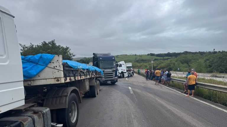 Colisão envolvendo duas carretas deixa trânsito lento na BR-101, na Grande João Pessoa