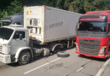 Acidente envolvendo três carretas deixa uma pessoa ferida em rodovia de Santos