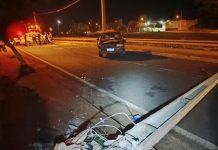 Motorista bate em poste e abandona Saveiro com cervejas