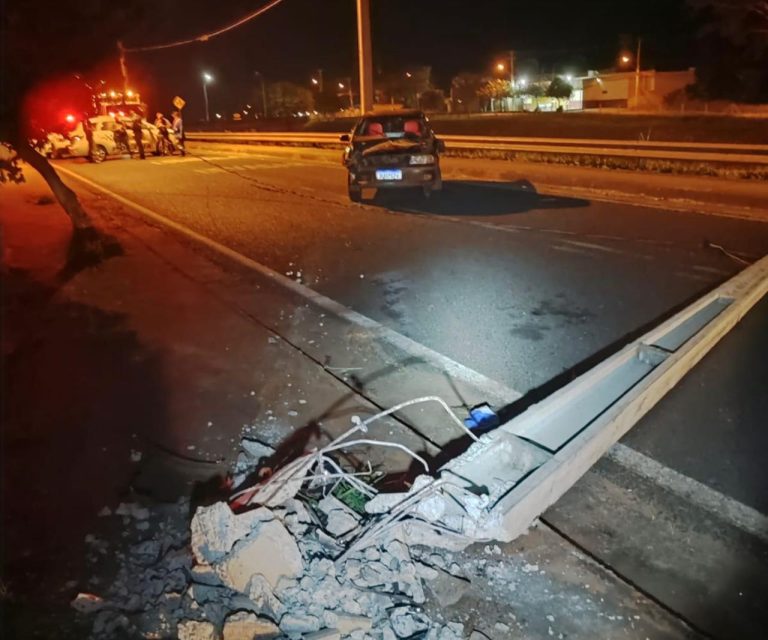 Motorista bate em poste e abandona Saveiro com cervejas