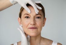 Dermatologia regenerativa ganha espaço ao tratar pele e cabelo além da estética