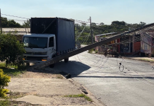 Caminhão fica preso em fiação e derruba três postes no Jardim Campo Belo