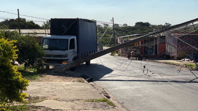 Caminhão fica preso em fiação e derruba três postes no Jardim Campo Belo