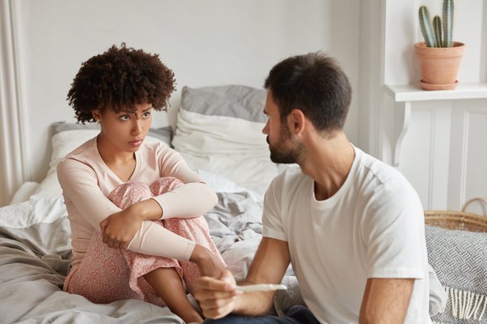 Desejo de ter filhos em ritmos diferentes pode abalar intimidade e saúde emocional do casal