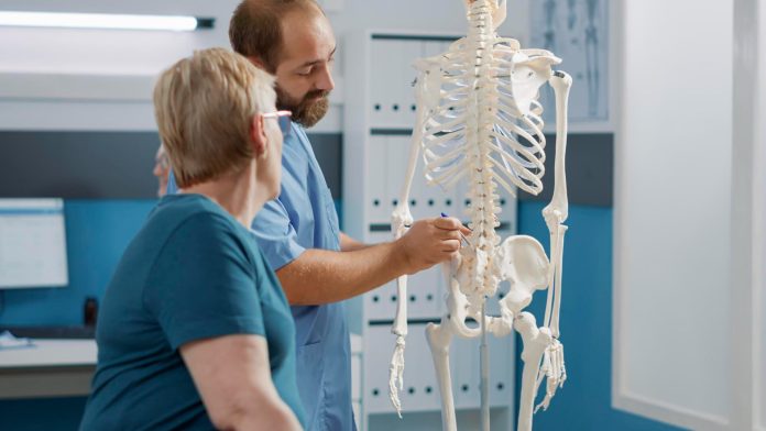 Dor na coluna: em quais casos a cirurgia vira a melhor opção