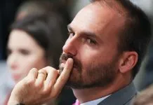 Eduardo Bolsonaro desiste de concorrer e indica aliada como suplente ao Senado em SP