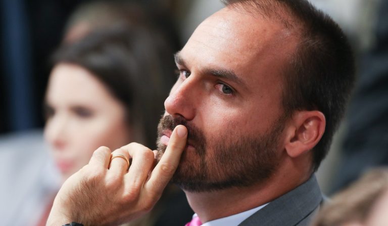 Eduardo Bolsonaro desiste de concorrer e indica aliada como suplente ao Senado em SP