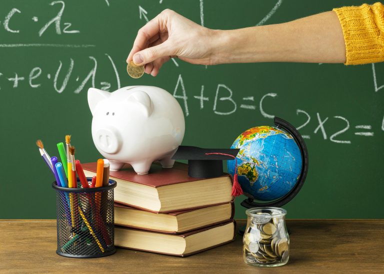Escolas poderão incluir educação financeira no currículo após aprovação de projeto no Senado