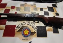 Menina de 12 anos esconde espingarda após pai agredir companheira