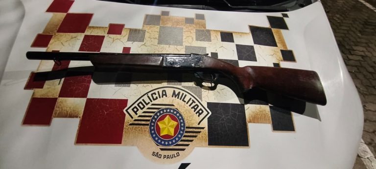 Menina de 12 anos esconde espingarda após pai agredir companheira