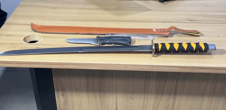 Homem é detido após ameaçar pedestres com espada de samurai na orla de João Pessoa