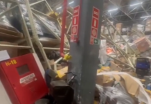 Estrutura de estoque desaba em supermercado de Guarujá; VÍDEO