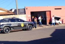 Fábrica clandestina de espetinhos e hambúrgueres é lacrada pela Vigilância Sanitária em Araçatuba