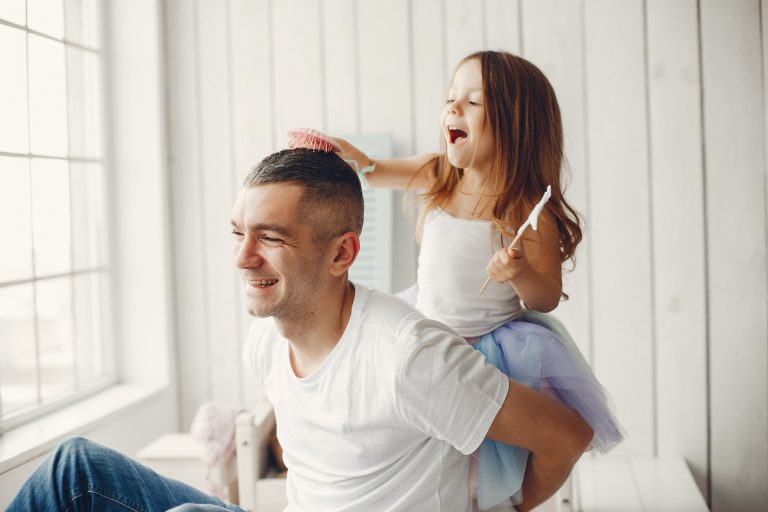 Pais de meninas são melhores chefes? Veja o que diz pesquisa
