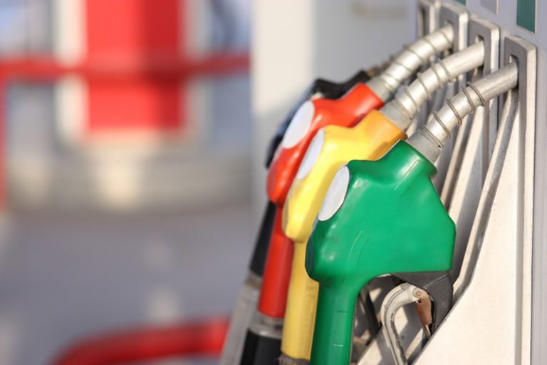 Presidente da Petrobras diz ser cedo para falar sobre redução no preço da gasolina
