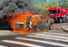 Carro de luxo tem pane elétrica e pega fogo no meio da rua em Indaiatuba