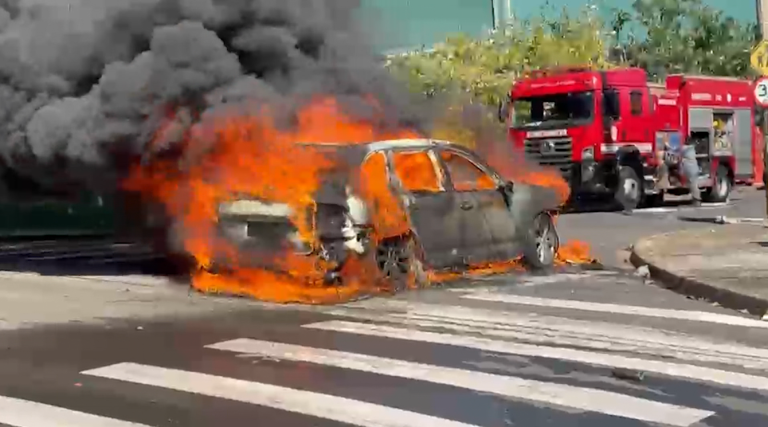 Carro de luxo tem pane elétrica e pega fogo no meio da rua em Indaiatuba